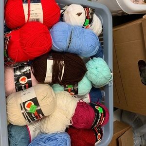 Yarn lot over 25 skeins